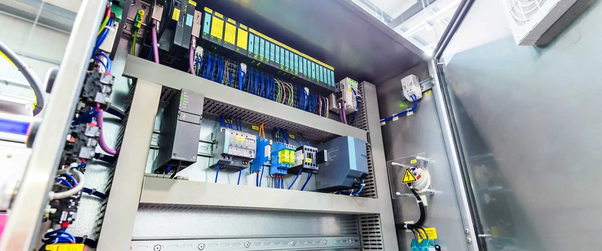 PLC en gabinete de control